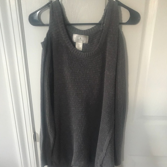 Cold shoulder sweater - Picture 1 of 3